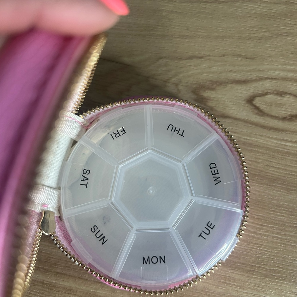 NWOT Francesca’s Floral Medicine/Pill Case - Picture 2 of 4